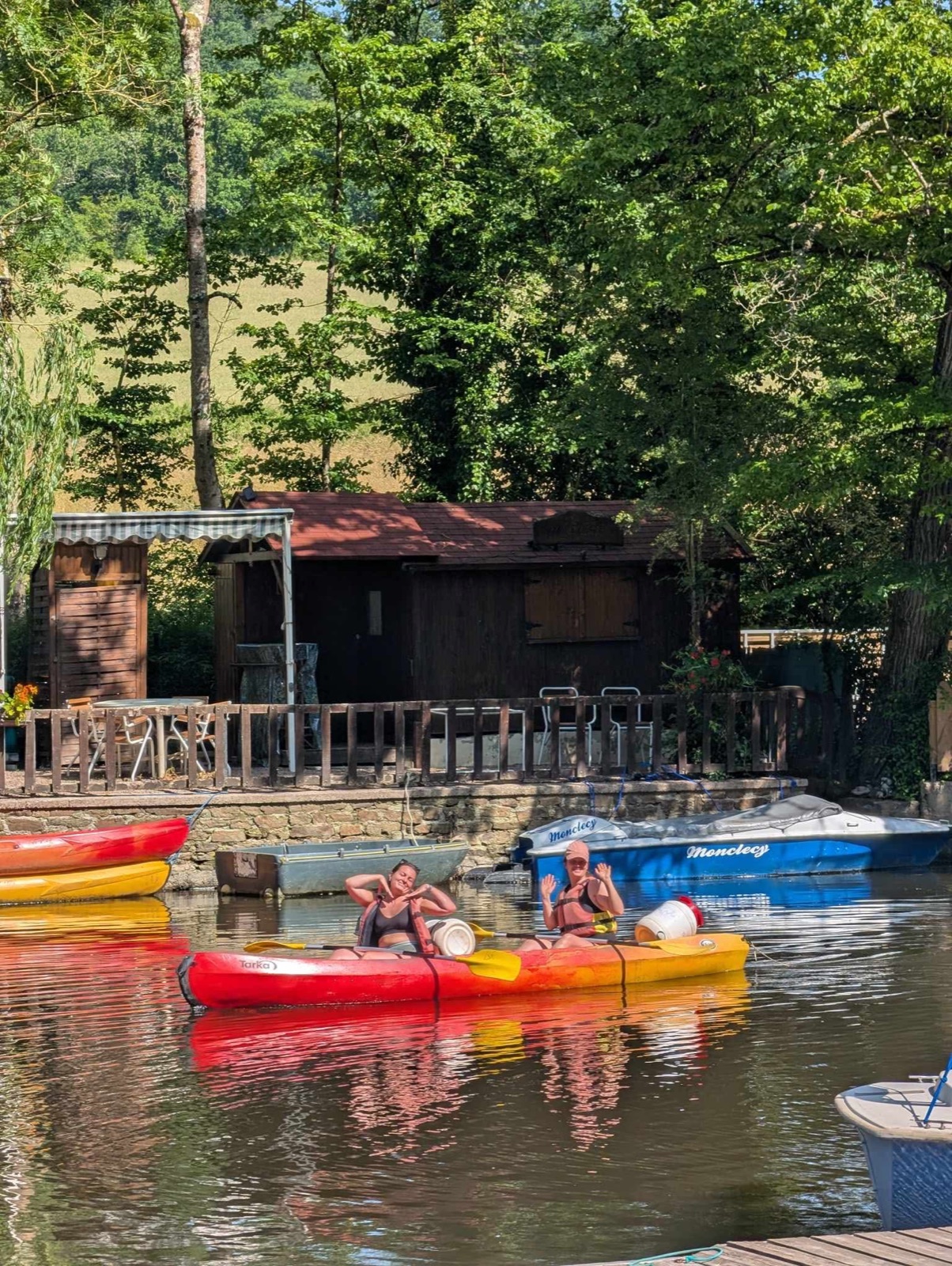 Canoës sur l’Orne devant la base nautique