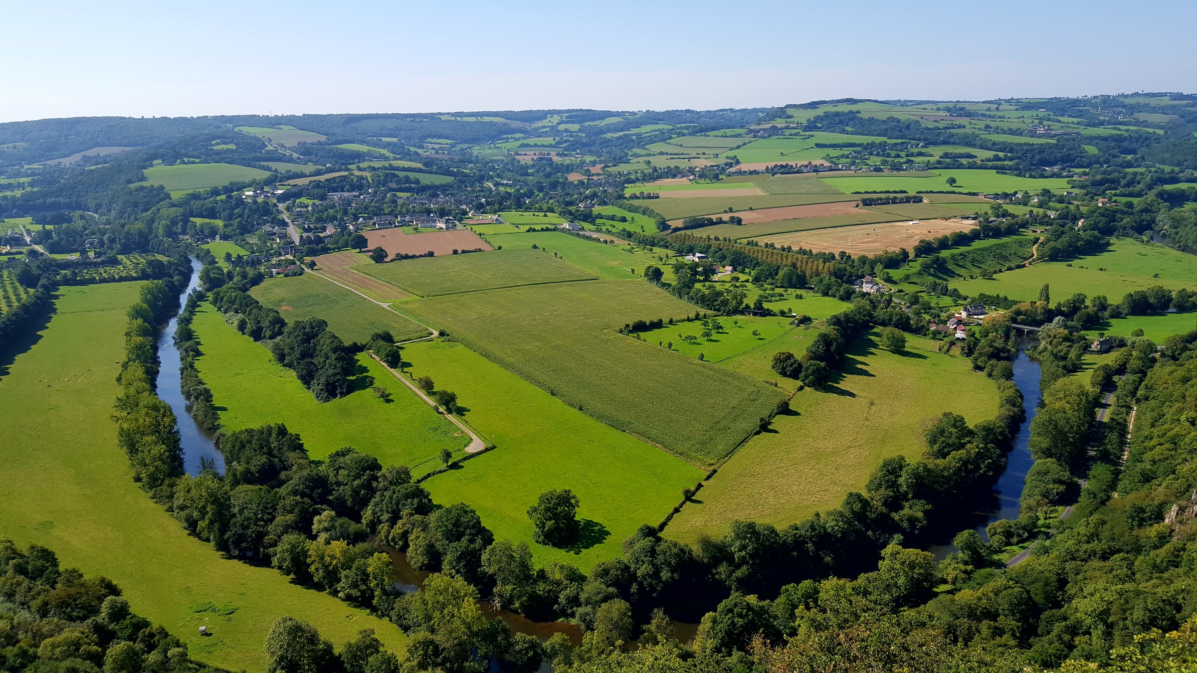Vue aérienne de la vallée de l’Orne à Clécy