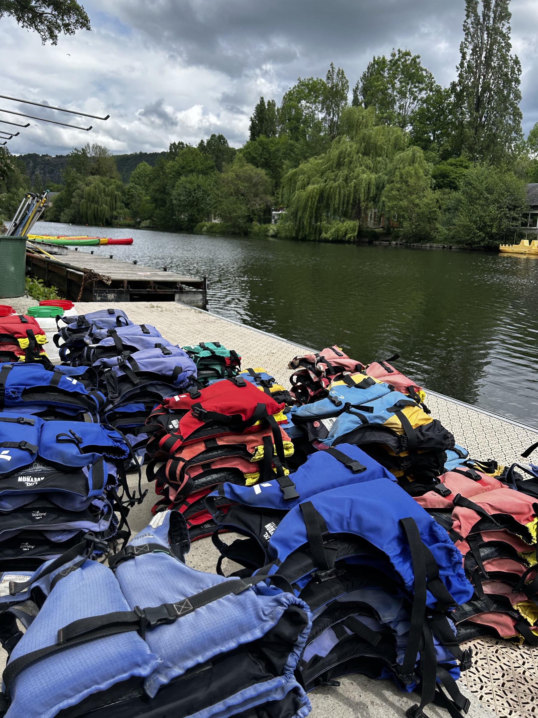 Gilets de sauvetage prêts pour une sortie de groupe