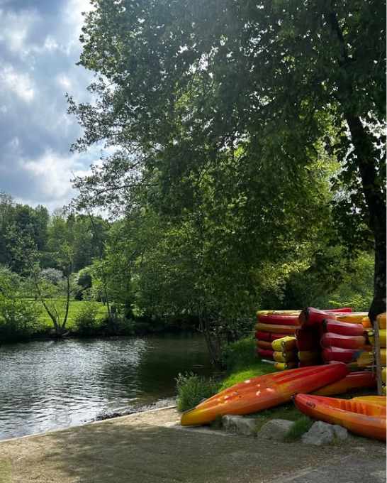 Kayaks au bord de l’Orne