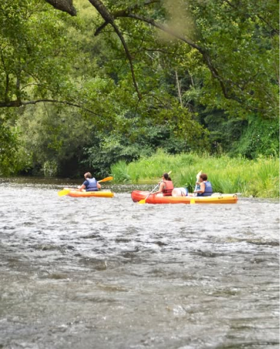 Canoës sur la rivière