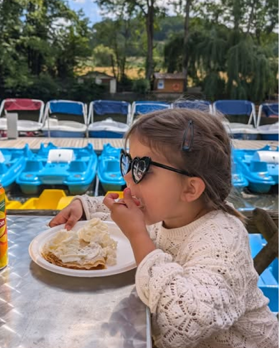 Enfant déjeunant en terrasse
