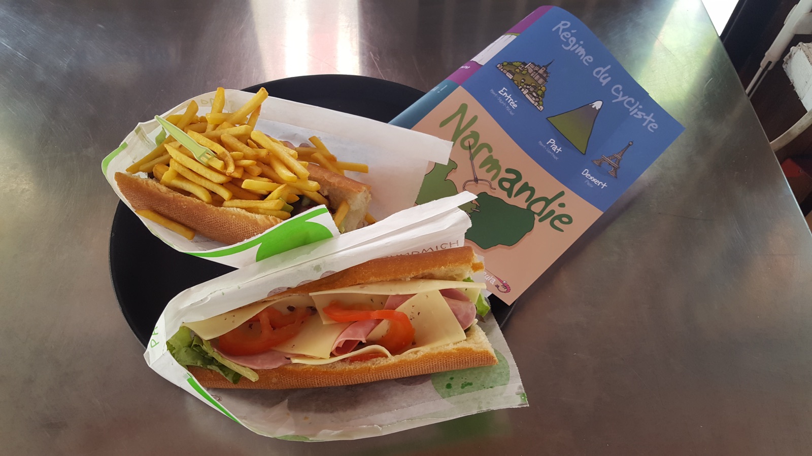 Hot-dog et frites du snack